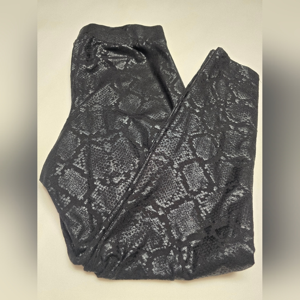 🐍Torrid Black Snake Pattern Leggings